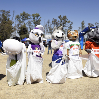 Carreras de botargas y disfraces: La divertida celebración de la BUAP en Puebla capital