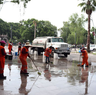 Operativo de lavado inmediato en Puebla capital devuelve la limpieza a la Avenida Juárez