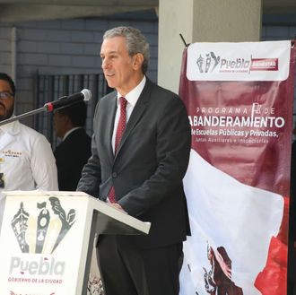 Entrega de banderas en Puebla: escuelas y juntas auxiliares reciben kits cívicos