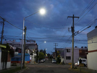 En Plazas Amalucan, Pepe Chedraui activa programa de desbroce y encendido de luz LED
