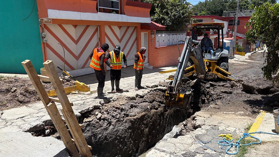 En San Francisco Totimehuacán, Pepe Chedraui supervisa el relleno de socavones viales