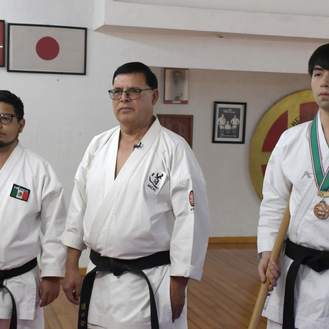 Oro para la BUAP en Japón: Bryan Aburto vence en el mundial de Kobudo