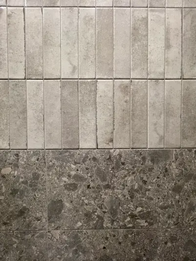 Fliesenkombination im Bad einer 1.5 Zimmer Ferienwohnung in Arosa