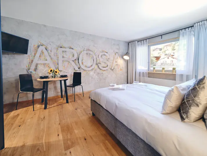 Wanddesign mit Graffiti einer 1.5 Zimmer Ferienwohnung in Arosa