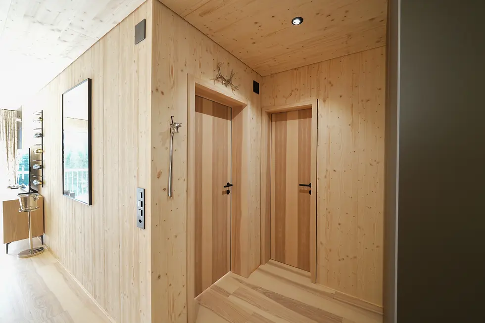 2-5-zimmer-ferienwohnung-arosa-seesicht-alpenchic-eingang-esche.webp