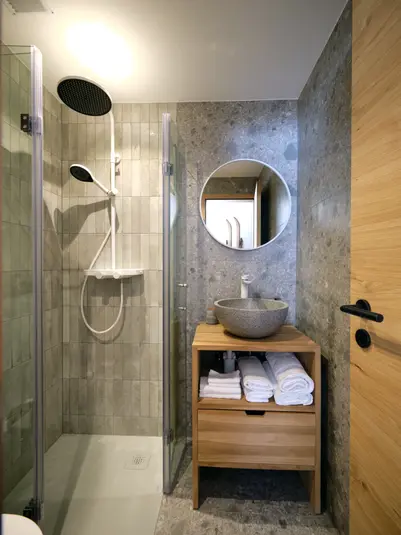 Badezimmer in Stein einer 2.5 Zimmer Ferienwohnung in Arosa