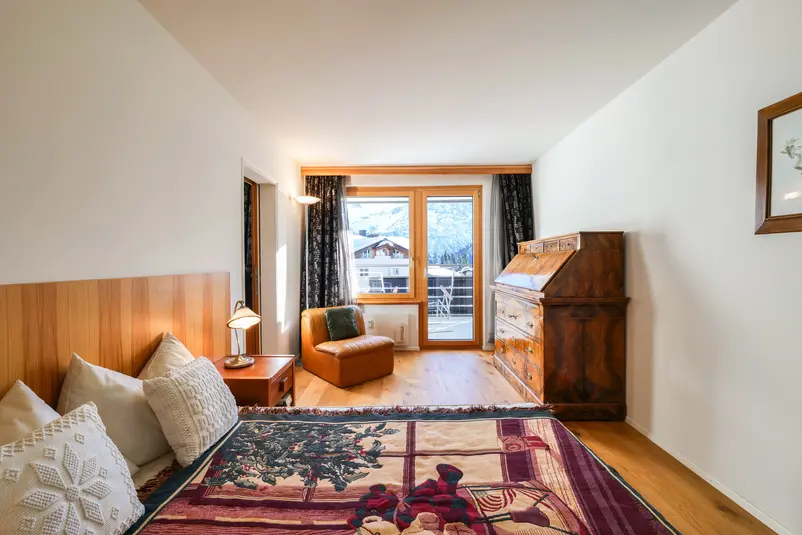 Schlafzimmer mit Bergsicht einer 2.5 Zimmer Ferienwohnung in Arosa