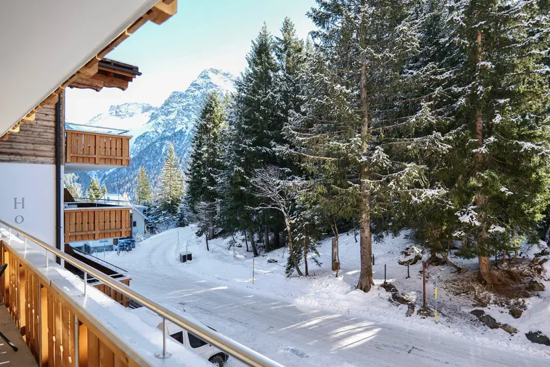 Balkon mit Bergsicht einer 2.5 Zimmer Ferienwohnung in Arosa