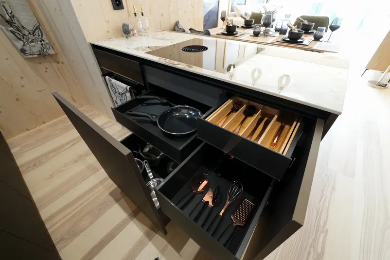 Kücheninsel mit Patagonia Abdeckung einer 2.5 Zimmer Ferienwohnung in Arosa