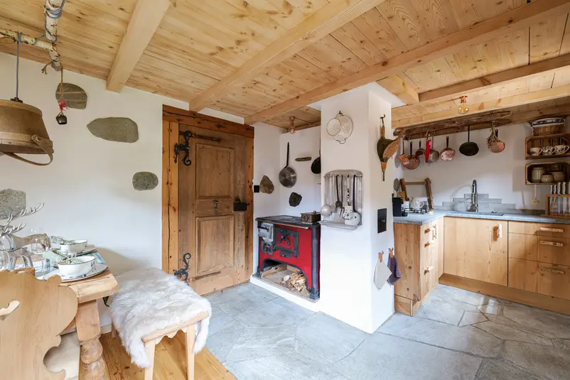 Küche und Holzofen eines rustikaler Maiensäss in Andeer, Graubünden