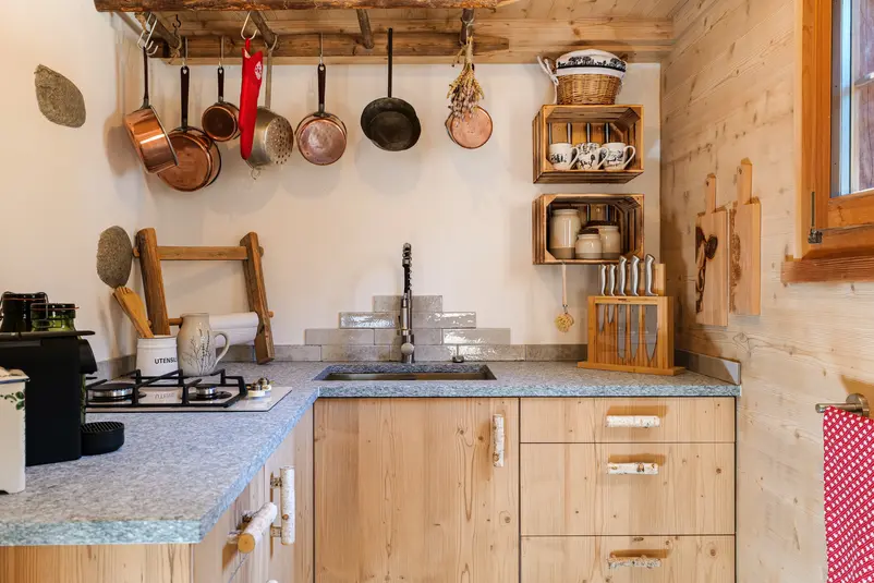 Rustikale Altholzküche eines Maiensäss in Andeer, Graubünden