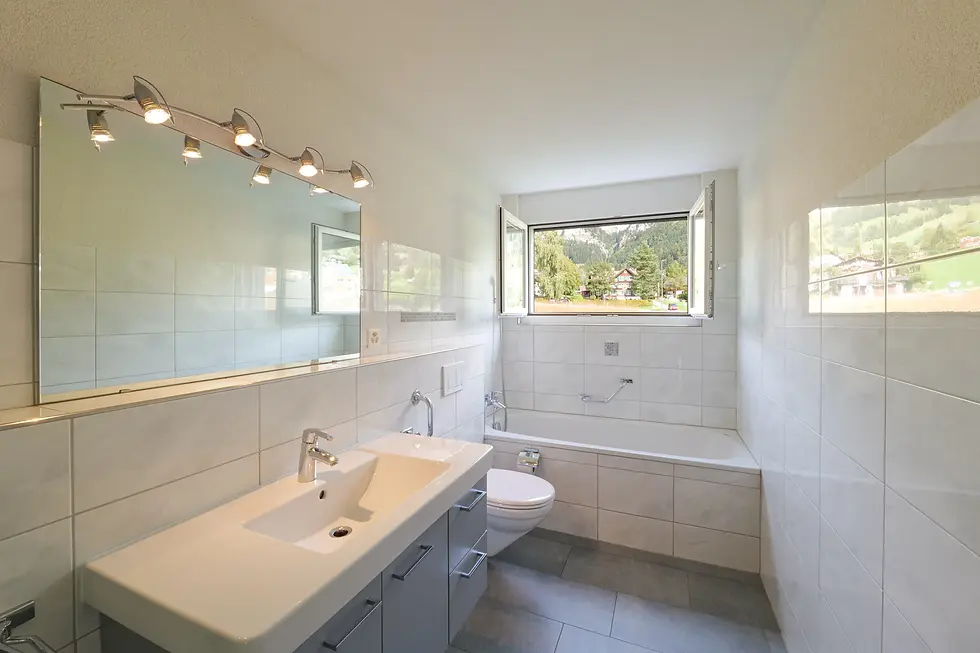 3-5-zimmer-wohnung-wildhaus-bad-badewanne.webp