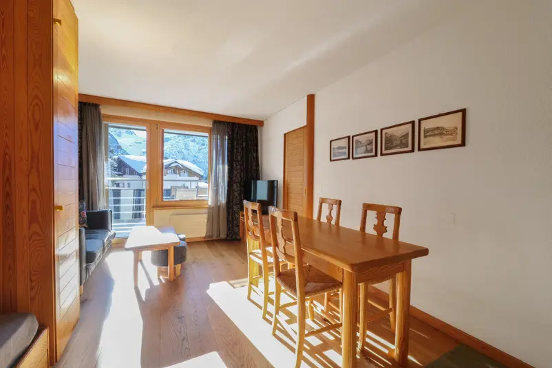 Essbereich mit Bergsicht einer 2.5 Zimmer Ferienwohnung in Arosa