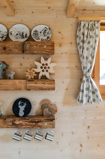 Altholz Ablage in der Küche eines 4.5 Zimmer Maiensäss in Andeer, Graubünden