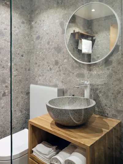 Badezimmer in Stein-Look einer 1.5 Zimmer Ferienwohnung in Arosa