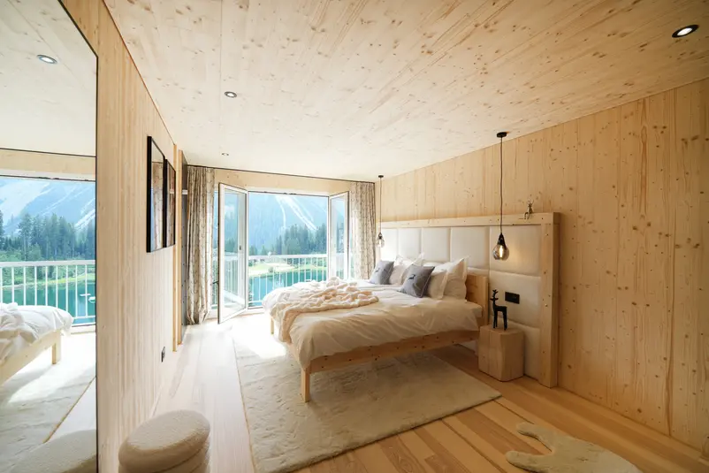 Schlafzimmer im Alpen-Chic und Seesicht einer 2.5 Zimmer Ferienwohnung in Arosa