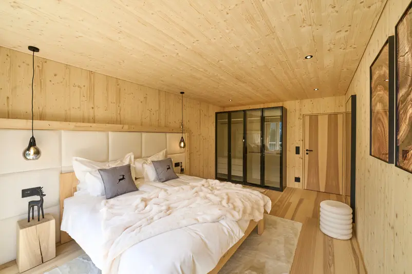 Schlafzimmer im Alpen-Chic und Seesicht einer 2.5 Zimmer Ferienwohnung in Arosa