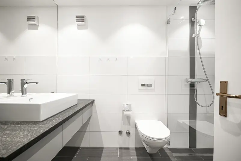 Badezimmer mit Dusche einer 2.5 Zimmer Ferienwohnung in Laax