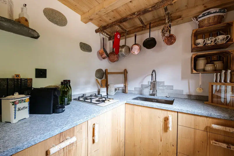 Rustikale Altholzküche eines Maiensäss in Andeer, Graubünden