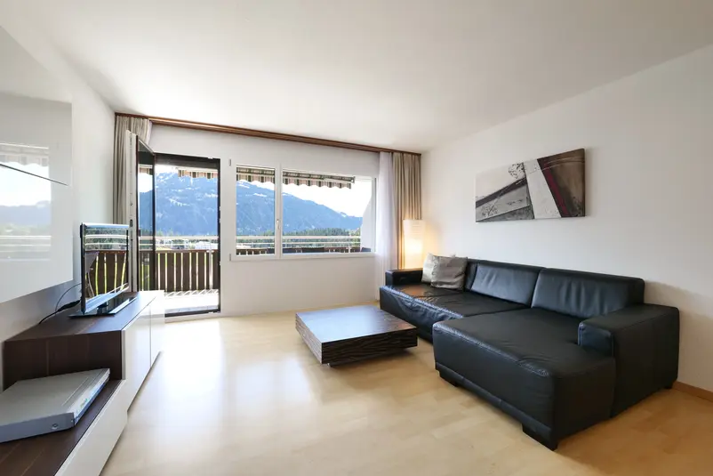 Wohnzimmer einer 2.5 Zimmer Wohnung in Laax mit Bergsicht