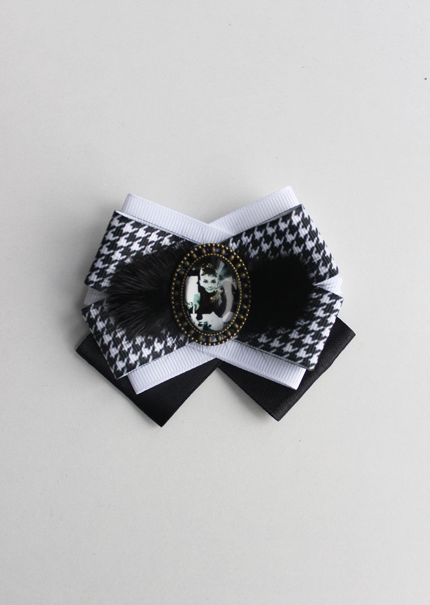 Миниатюра: Брошка Одри в черно и бяло