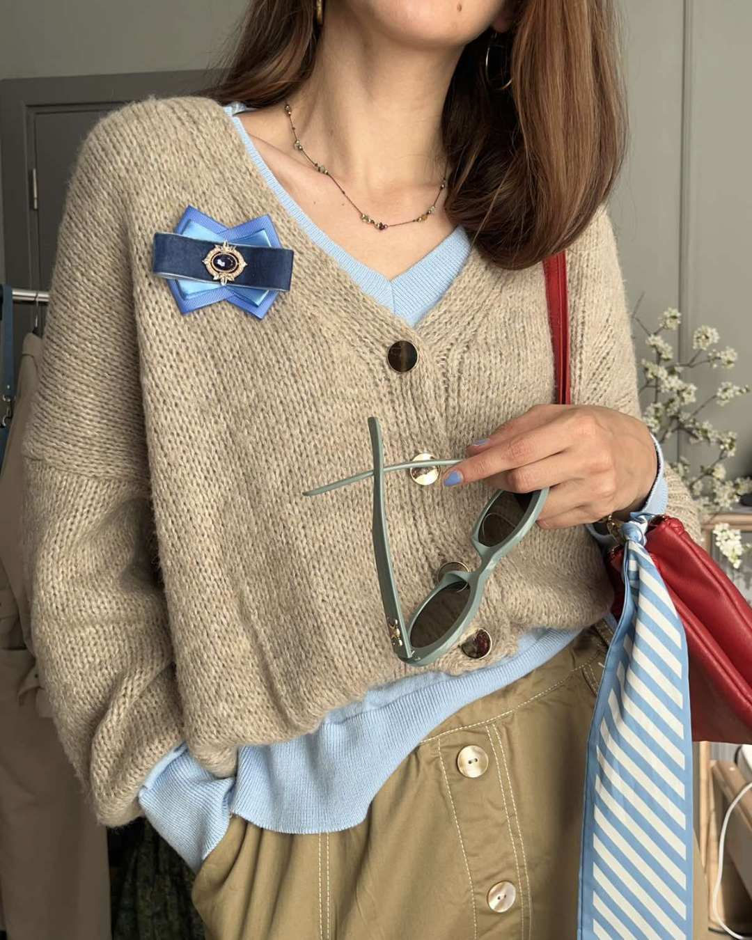 Синя брошка от кадифе