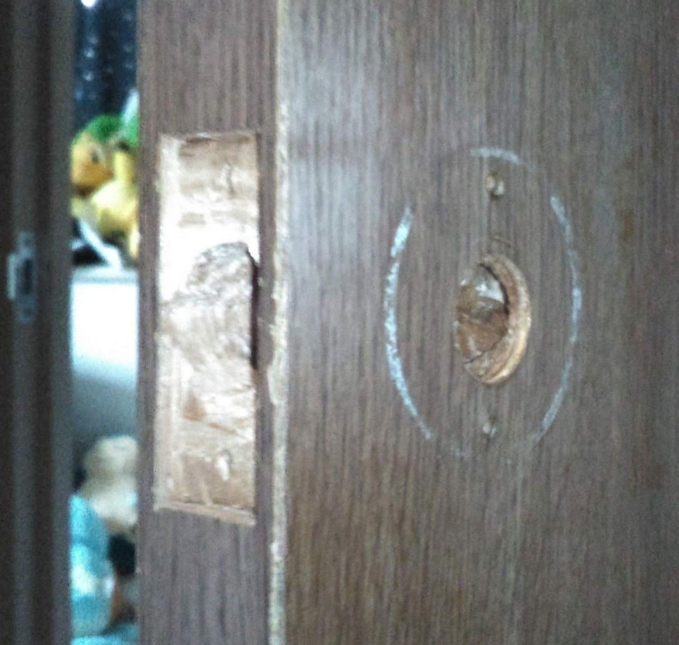 ラッチ交換中