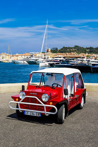 Mini Moke Rouge port de Saint Tropez 6
