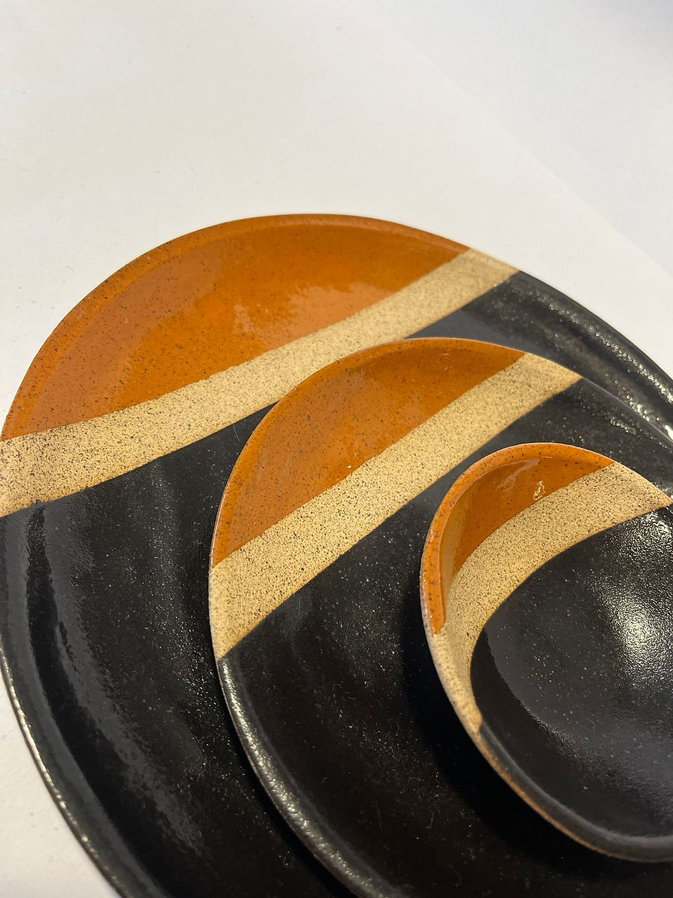 Trio de Pratos Ocre e Preto