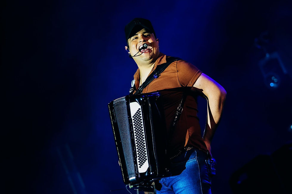 Cantor toca acordeon no palco durante a Vaquejada de Serrinha