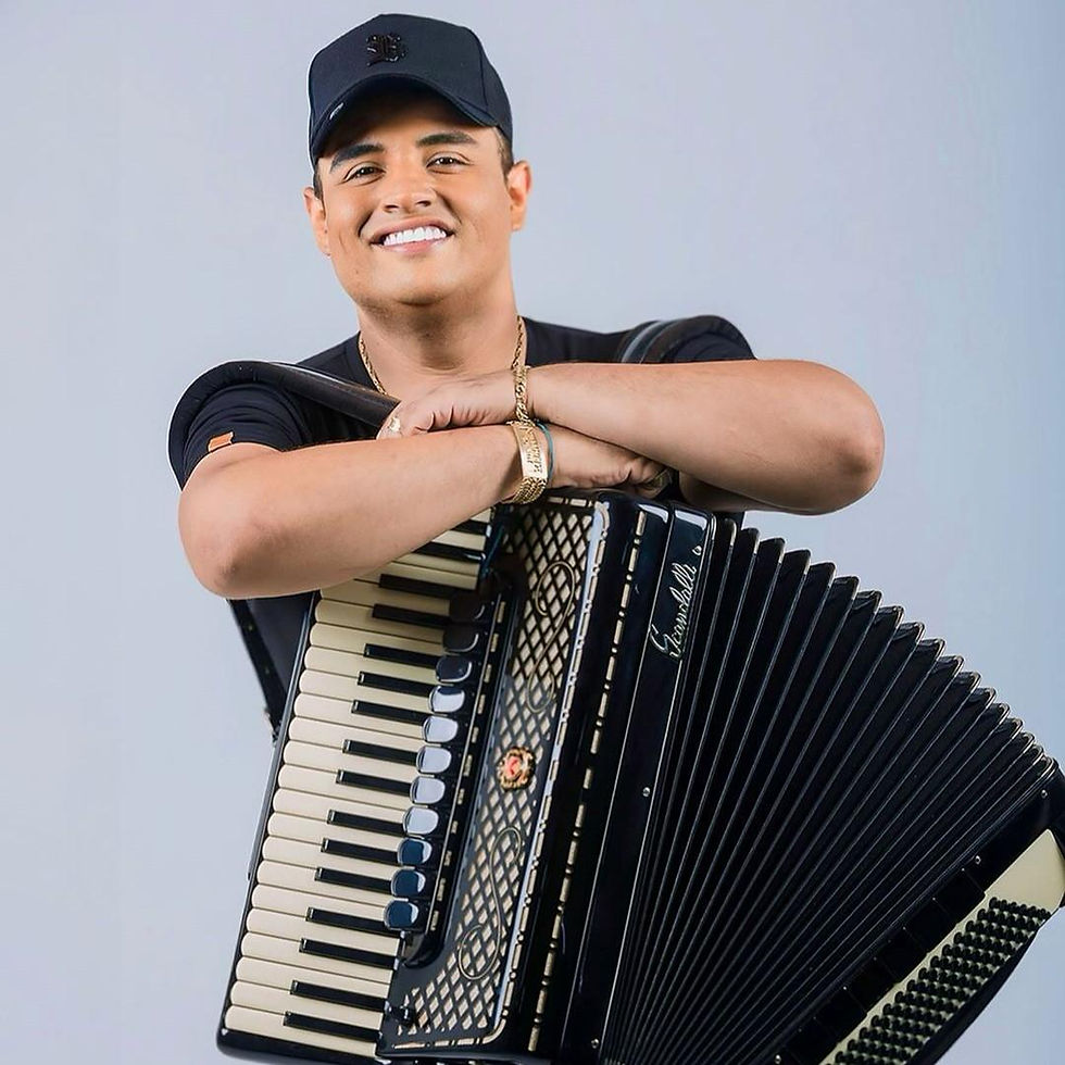 Tarcísio do Acordeon sorri enquanto segura uma sanfona em foto de divulgação