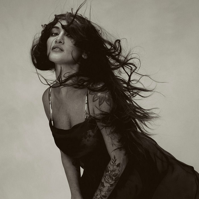 Gabriela libera faixa introdução do seu primeiro álbum solo.
