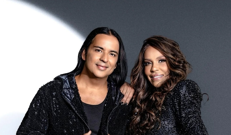 Silvania e berg, com roupa preta, banda dois amores