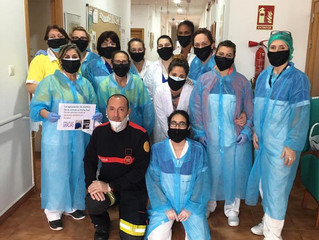 Trabajado por ayudar solidariamente en el reparto de pantallas y mascarillas.