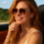 Mulher moderna usando óculos escuros da Clairvoyant com armação elegante, brincos dourados e cabelo solto, destacando um visual refinado