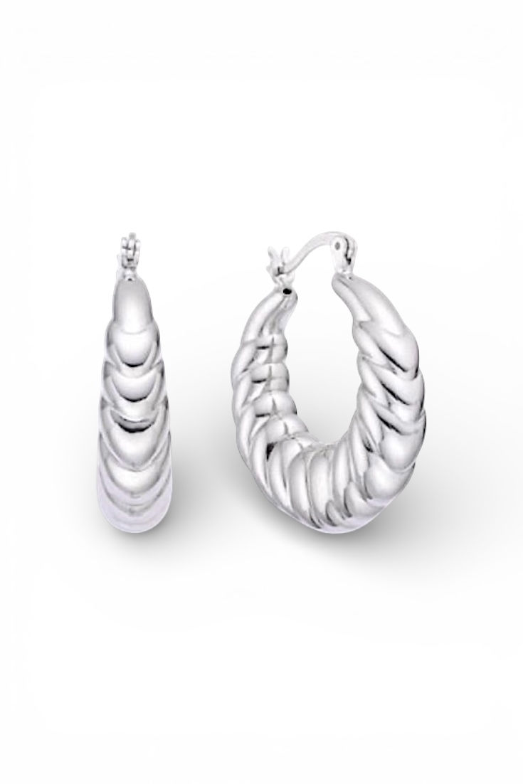 זוג עגילי חישוק כסופים בעיצוב מסולסל בגימור מבריק על רקע לבן