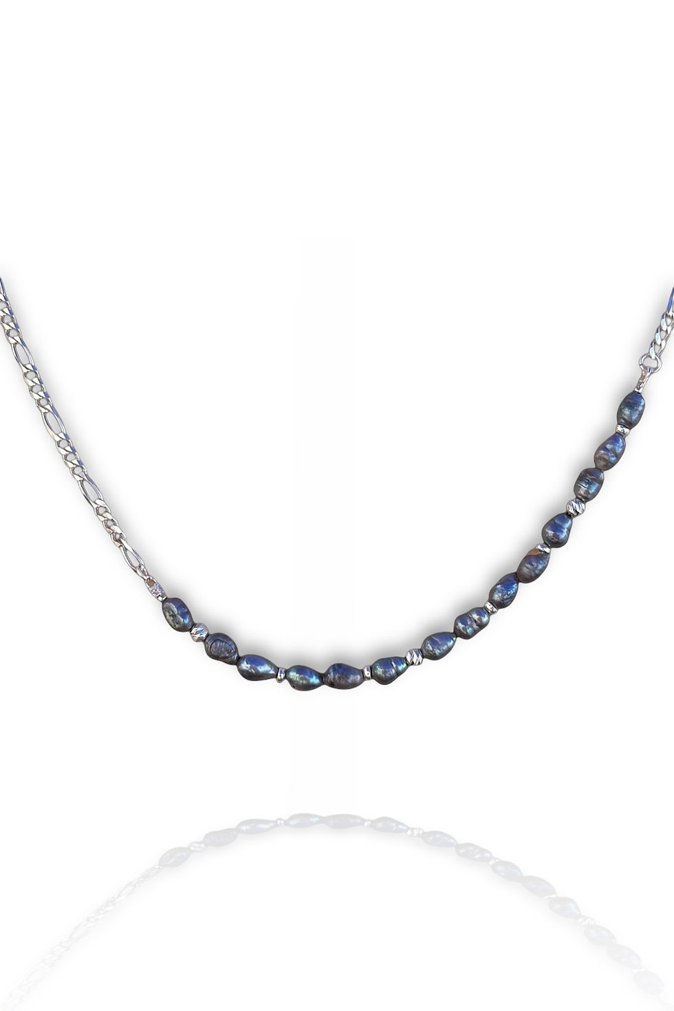 שרשרת גורמט מכסף המשולבת  בחלקה בפנינים מושחרות וחרוזי כסף על רקע לבן 