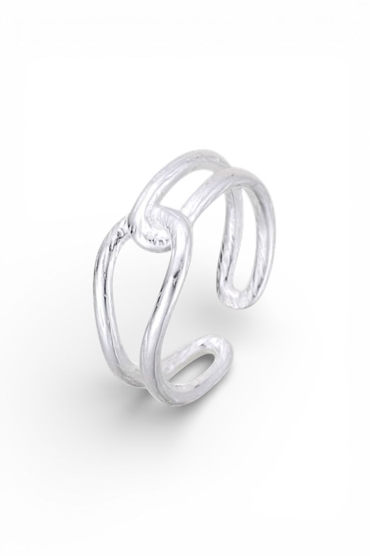 טבעת שעשויה משתי חוליות משולבות מכסף על רקע לבן