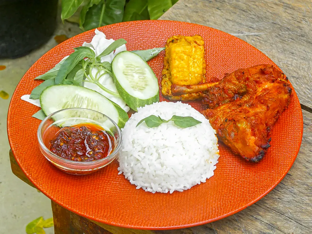 Nasi Ayam Bakar Madu Bali dengan ayam bakar berbumbu rempah dan madu, disajikan dengan nasi hangat.