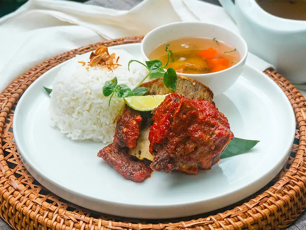 Iga Goreng Crispy Sambalado dengan iga goreng renyah dan sambalado pedas.