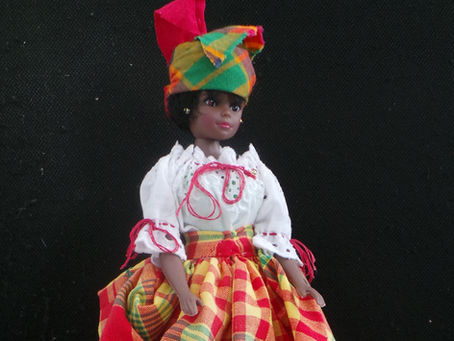 Poupée en costume traditionnelle Guadeloupe asso Volcan Fleuri Saint-Claude