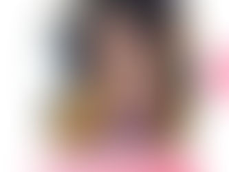 Une femme est en grande réflexion sur les cheveux crépus ou texturés