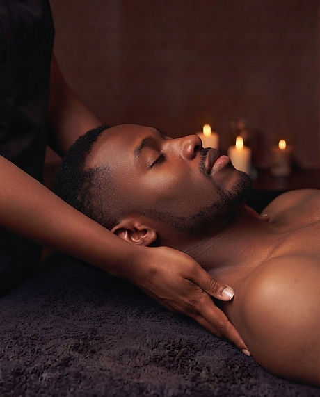 Ontspannende nekmassage voor totale stressvermindering bij kaarslicht.