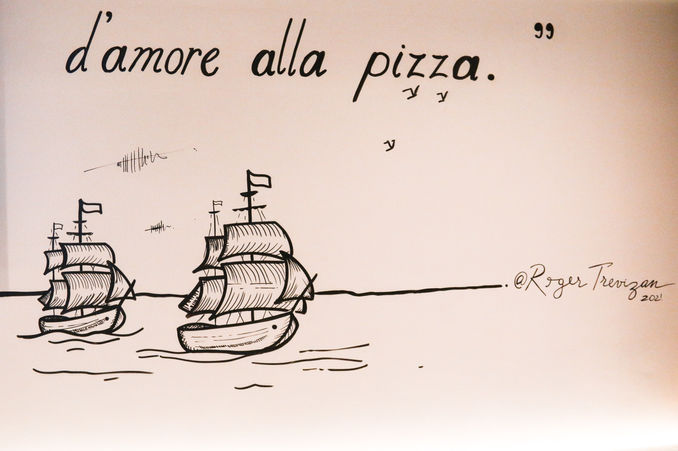 Estúdio Roger Trevizan - Arte em paredes com murais artísticos e pinturas personalizadas em traço preto contando a história da imigração italiana em paredes de uma pizzaria ou pizzeria