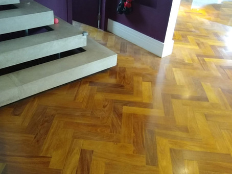 Piso de madeira envernizado e lixado