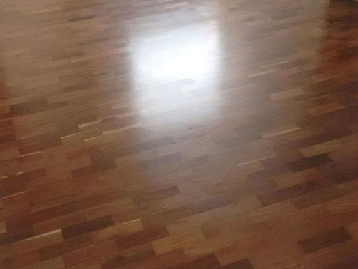 Raspagem de piso de madeira