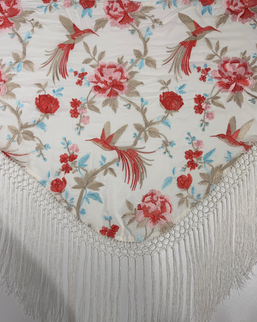 Mantón Aurora Colibri Tejido Bordado Marfil/Coral