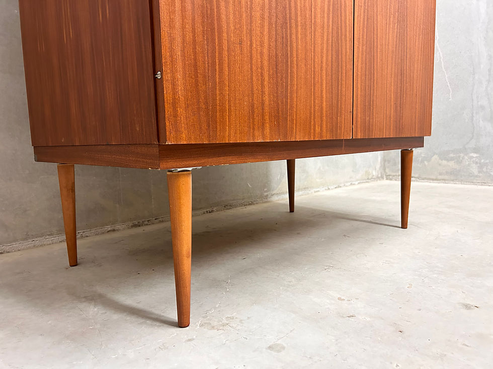 Miniaturbild: nahaufnahme der typischen mid century beine des ddr kleiderschranks