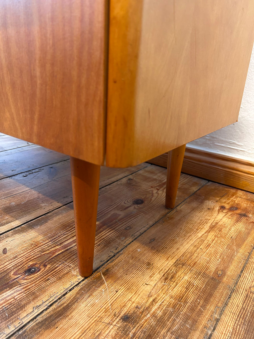 Miniaturbild: runde Holzfuesse einer mid century Kommode mit Spiegel, Schubladen und originalen Messinggriffen