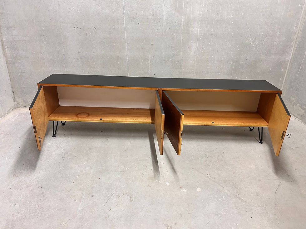Miniaturbild: geöffnetes Sideboardmit 2 Fächern und 4 türen darin Einlegeböden auf Betonboden vor einer Betonwand
